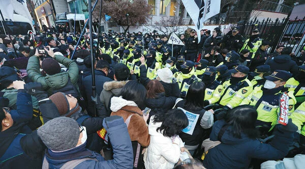  한국시간 12일 서울 용산구 한남동 대통령 관저 입구에서 시위대가 경찰과 대치하고 있다. [연합]