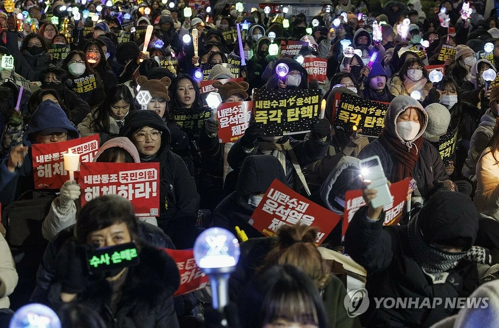 비상계엄 후폭풍이 계속되는 가운데 서울 여의도 국회 앞에서 열린 윤석열 대통령 탄핵 촉구 집회에 참석한 시민들이 구호를 외치고 있다.