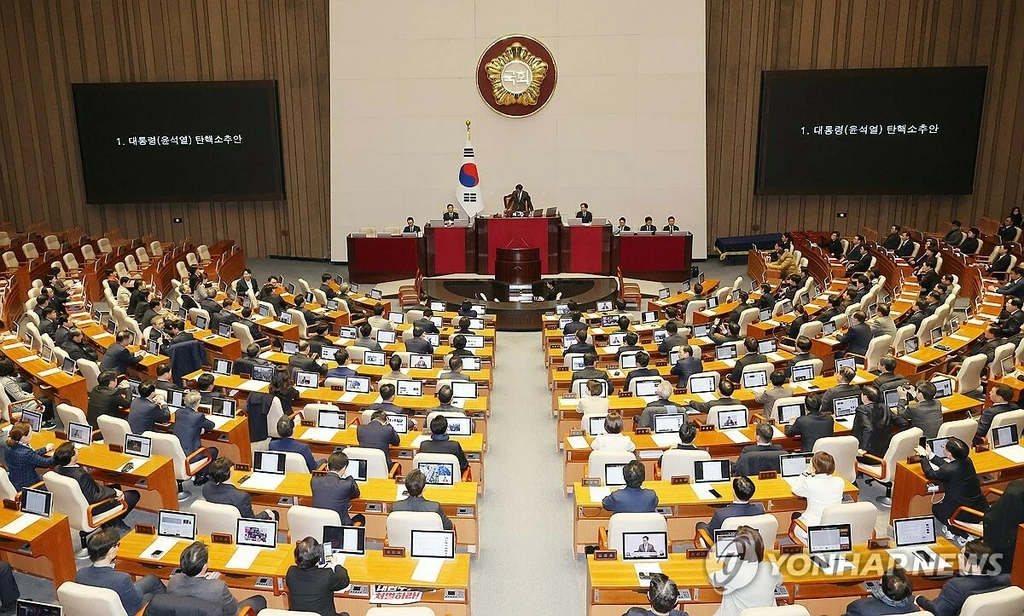 우원식 국회의장이 14일 오후 국회 본회의에서 윤석열 대통령 탄핵소추안을 가결하고 있다.(서울=연합뉴스)