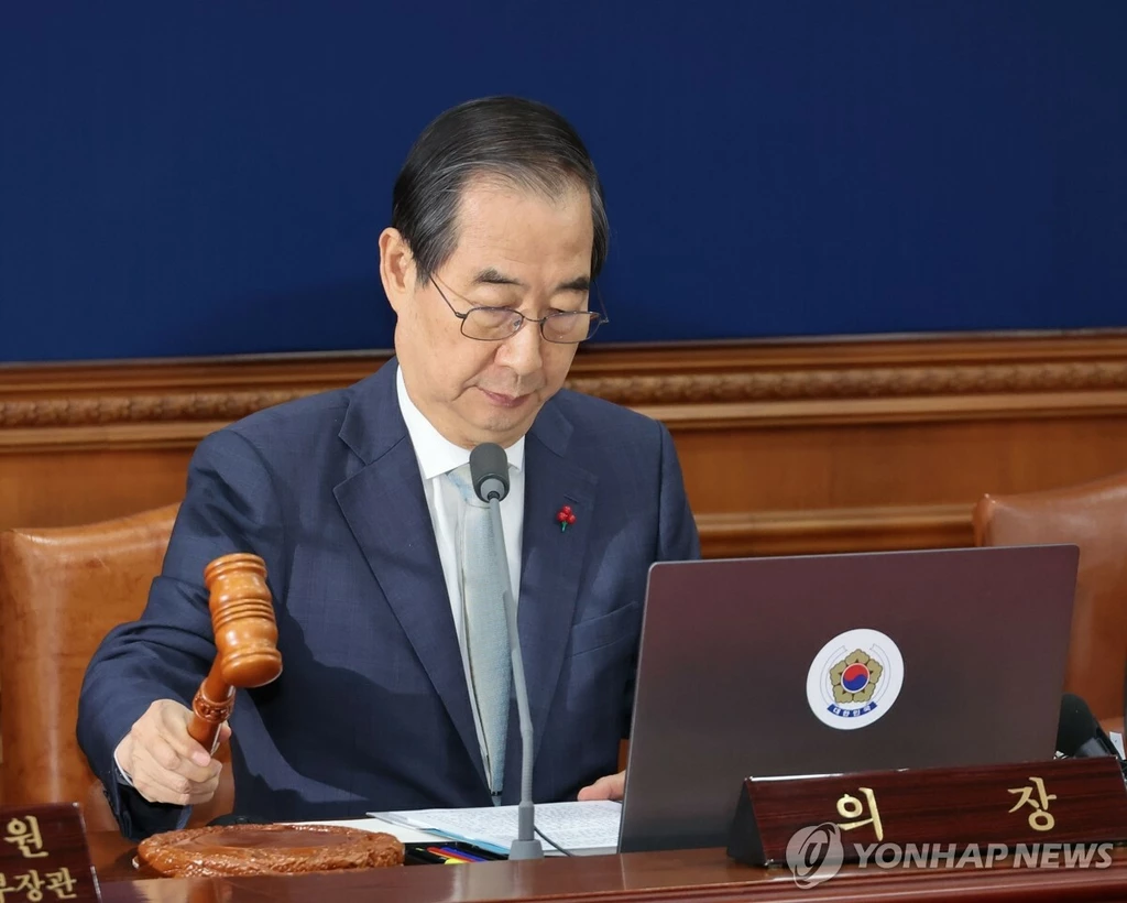  한덕수 대통령 권한대행 겸 국무총리가 14일 서울 종로구 정부서울청사에서 열린 임시 국무회의에서 개회를 선언하고 있다. (서울=연합뉴스) 