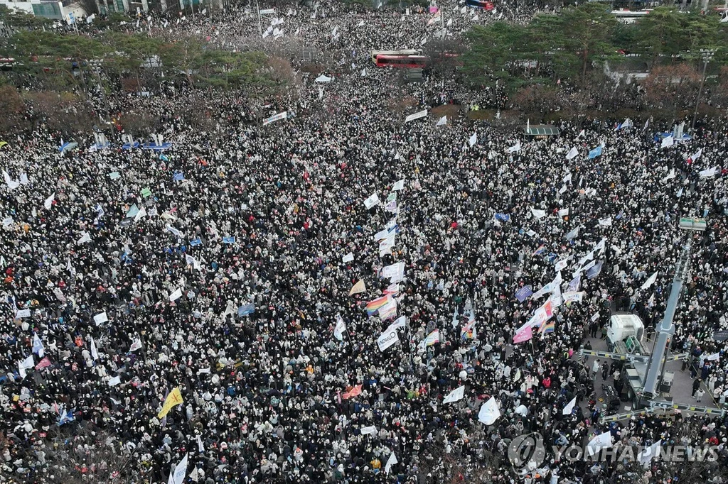 14일 국회 앞 인파/AFP 연합뉴스