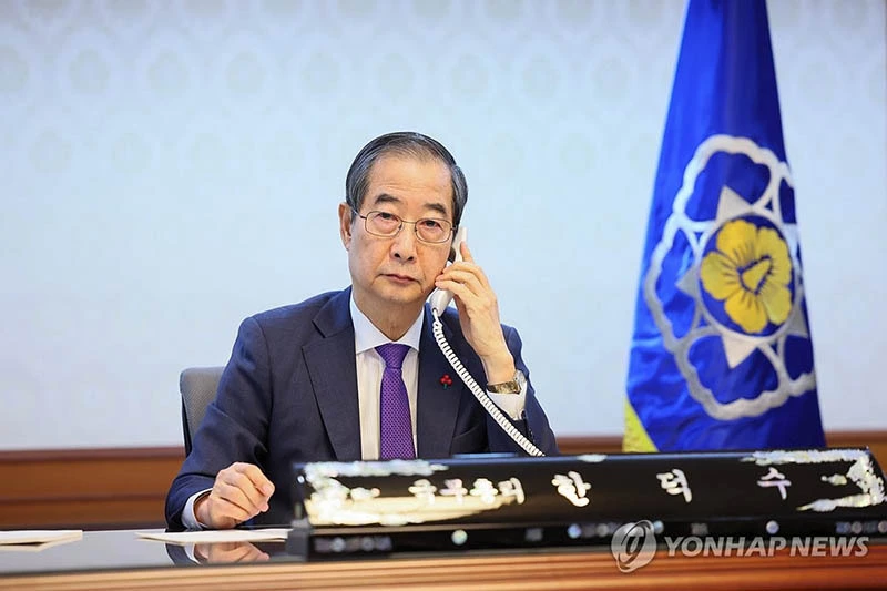  한덕수 대통령 권한대행 겸 국무총리가 15일(한국시간) 오전 서울 종로구 정부서울청사에서 조 바이든 대통령과 통화하고 있다. [총리실 제공. 재판매 및 DB금지]