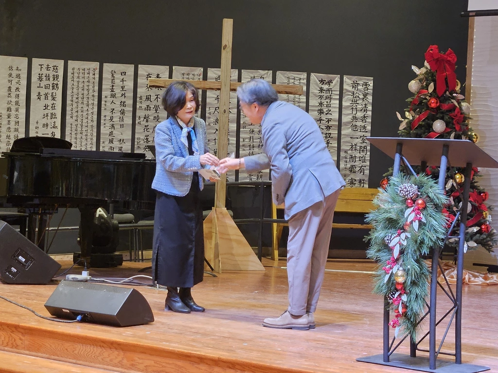 14일 열린 제4회 글여울 신인문학상 시상식에서 강창석 행복대학 이사장이 최우수상을 수상한 박인자 씨에게 시상하고 있다. 