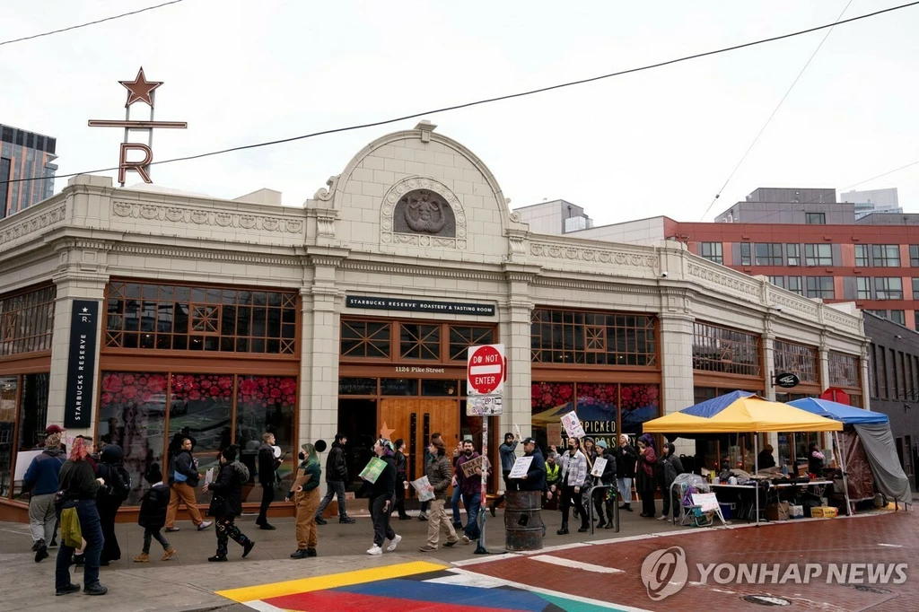 24일 시애틀 '스타벅스 리저브 로스터리' 매장 앞파업에 나선 노동자들이 시위하고 있다.[로이터=연합뉴스. 재판매 및 DB 금지]