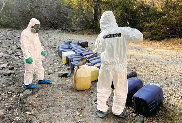  방독 복장을 한 멕시코 해군 소속 마약단속 대원들이 지난 22일 멕시코 시날로아주의 한 마약 카르텔 공장을 급습해 단속을 벌이고 있다. [로이터]