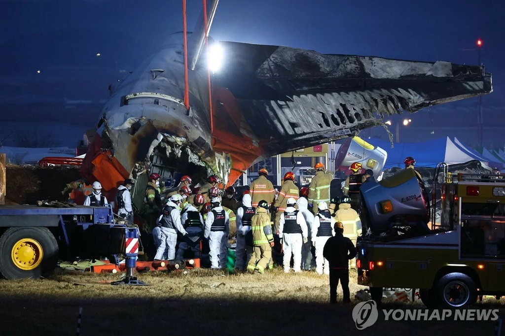  29일 오후 전남 무안군 무안국제공항에서 발생한 제주항공 여객기 충돌 폭발 사고 현장에서 파손된 기체 후미 수색 등 작업이 이어지고 있다.<연합> 