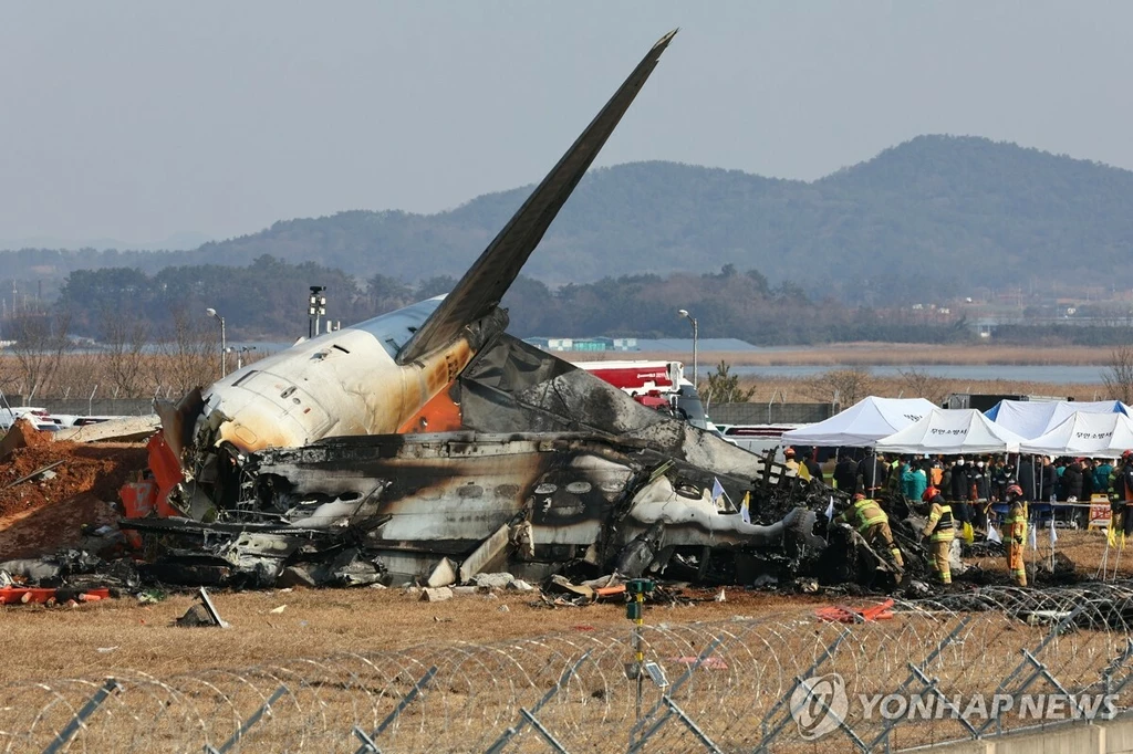 29일 오후 전남 무안군 무안국제공항에서 발생한 항공기 폭발사고 현장에서 소방대원들이 구조작업을 펼치고 있다. (무안=연합뉴스) 