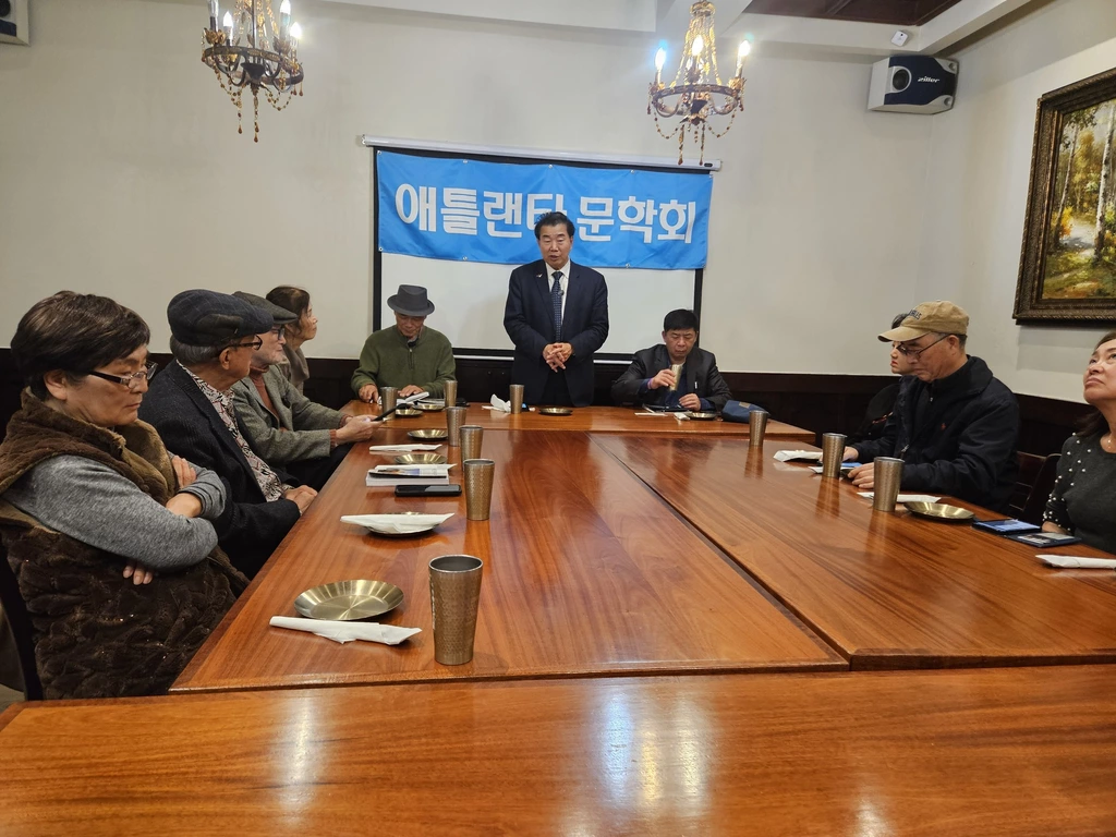 회장에 연임된 권요한 회장이 인사를 하고 있다.