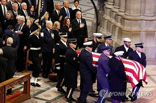 성당으로 운구되는 카터 전 대통령 관[워싱턴 AFP=연합뉴스. 재판매 및 DB 금지]