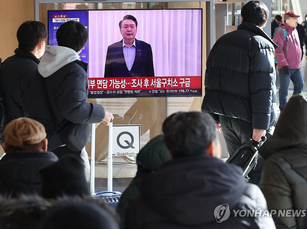 고위공직자범죄수사처(공수처)와 경찰이 윤석열 대통령에 대한 2차 체포영장 집행에 나선 15일 오전 서울역에서 시민들이 관련 뉴스를 보고 있다. (서울=연합뉴스) 