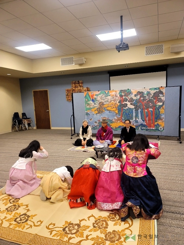 냇가에 심은 나무 학교 학생들이 세배를 하고 있다.