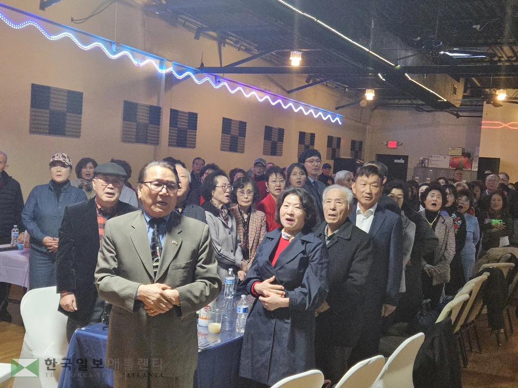 '고향의 봄'을 합창하는 충청향우회 회원들.