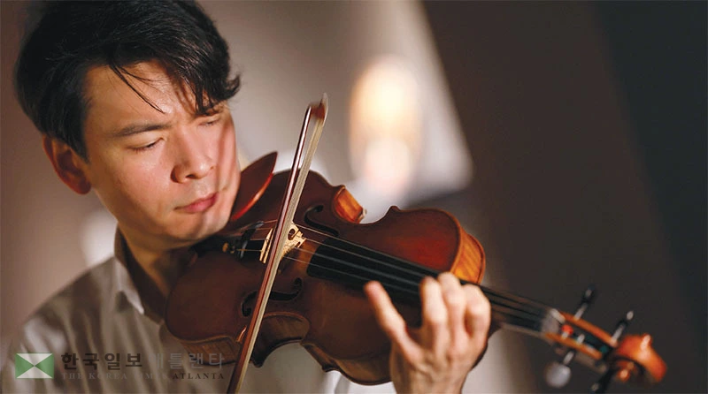  경매에 앞서 지난 3일 뉴욕 소더비에서 명기 ‘요아힘 마’ 바이올린을 연주하는 한인 바이올리니스트 스테판 재키브. [로이터]