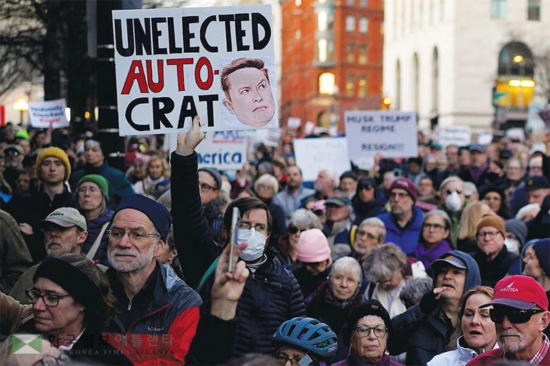  지난 4일 워싱턴 DC 연방 재무부 앞에서 연방 공무원들이 일론 머스크가 주도하고 있는 트럼프 행정부의 자발 퇴직 강요 조치에 항의하는 시위를 벌이고 있다. [로이터]