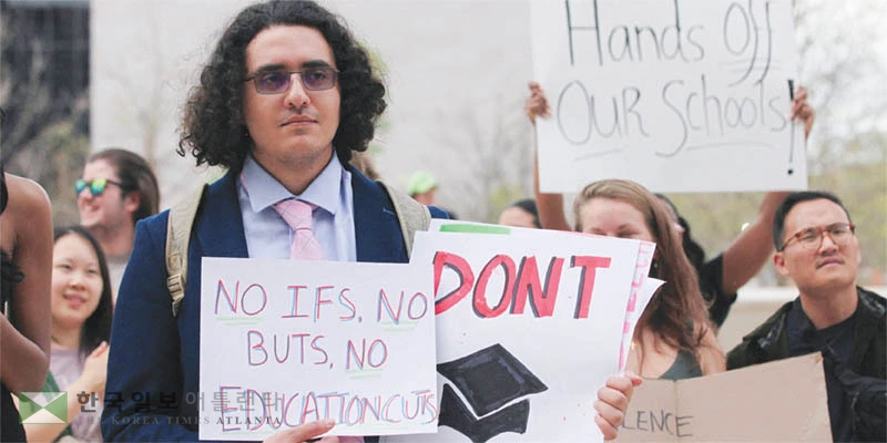  워싱턴 DC 연방 교육부 앞에서 학생들이 대학 예산삭감 반대 시위를 하고 있다. [로이터]