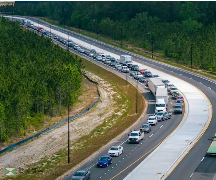 메타플랜트 직원 출퇴근이나 근무교대 시간이면 심한 정체현상을 보이는 16번 고속도로 143번 램프 모습.<사진=AJC>