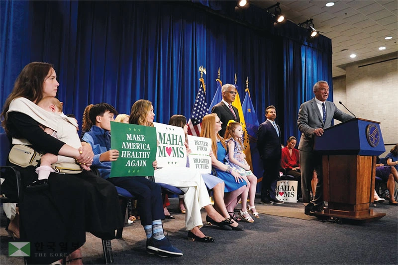  로버트 케네디 주니어 연방 보건장관이 지난 22일 어린이들과 함께 가진 기자회견에서 식품 속 인공색소 8종의 단계적 퇴출 방침을 발표하고 있다. [로이터]
