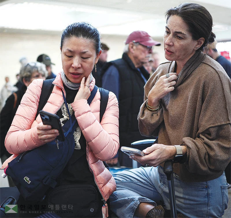  미국 입국 시 스마트폰 등 전자기기에 대한 검색이 한층 강화됐다. 입국 지연이나 거부 등에 대비해 사전에 적절한 준비를 하는 것이 중요하다. [로이터]