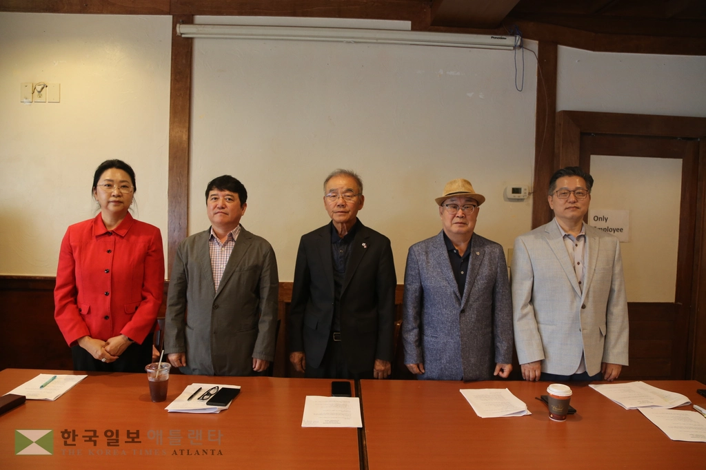 제36대 애틀랜타한인회장 선거관리위원들이 5일 기자회견을 열고 회장 선거에 관한 구체적인 시행ㄹ세칙을 발표했다. 왼쪽부터 유은희, 안순해, 김백규, 최병일, 위자현.
