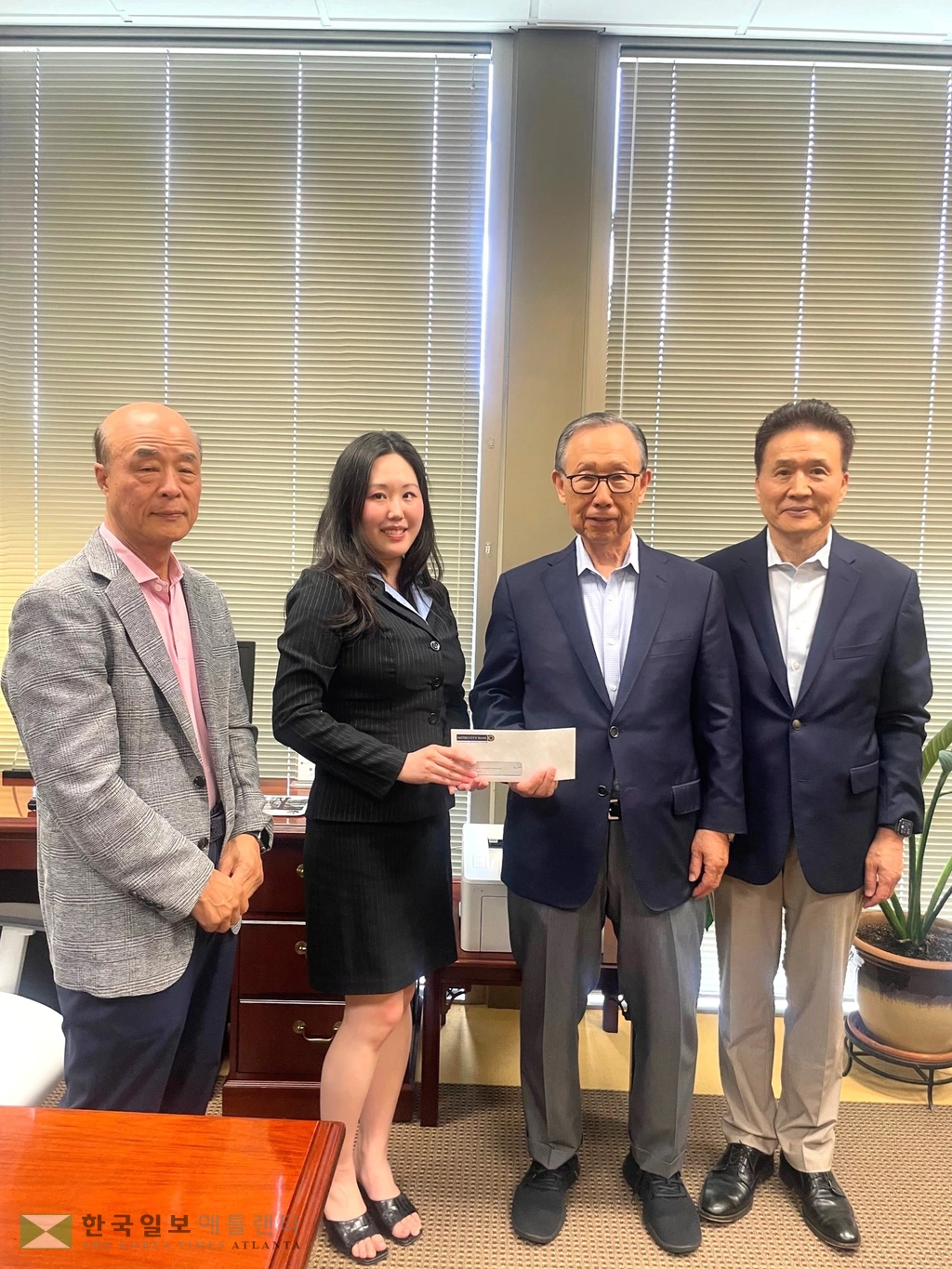 사진 왼쪽부터 한미장학재단 남부지부 이영진 재무이사, 김필라 부회장, 메트로시티은행 백낙영 회장, 김화생 행장.