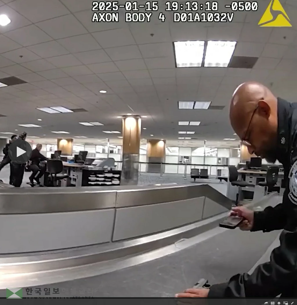 경찰이 애틀랜타 공항 검섹대에서 적발된 총기를 살펴보고 있다. 올 들어 애틀랜타 공항에서는 87건의 총기소지가 적발됐다.<사진=11얼라이브 뉴스>