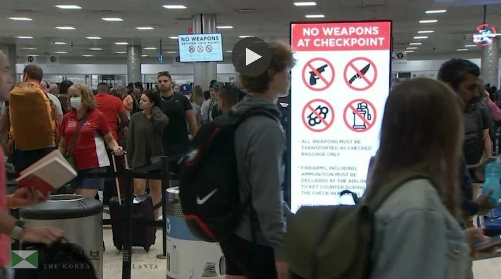 애틀랜타 공항 검색대 앞 광경. 올 들어 적발된 총기소지 87건 가운데 단 2건만 형사기소됐고 나머지는 모두 경고 조치만 내려졌다.<사진=GPB>