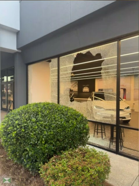 지난달 28일 둘루스 테슬라 매장 유리창이 BB 탄 공격을 받아 크게 파손되는 사건이 일어났다.<사진=귀넷 경찰 제공>