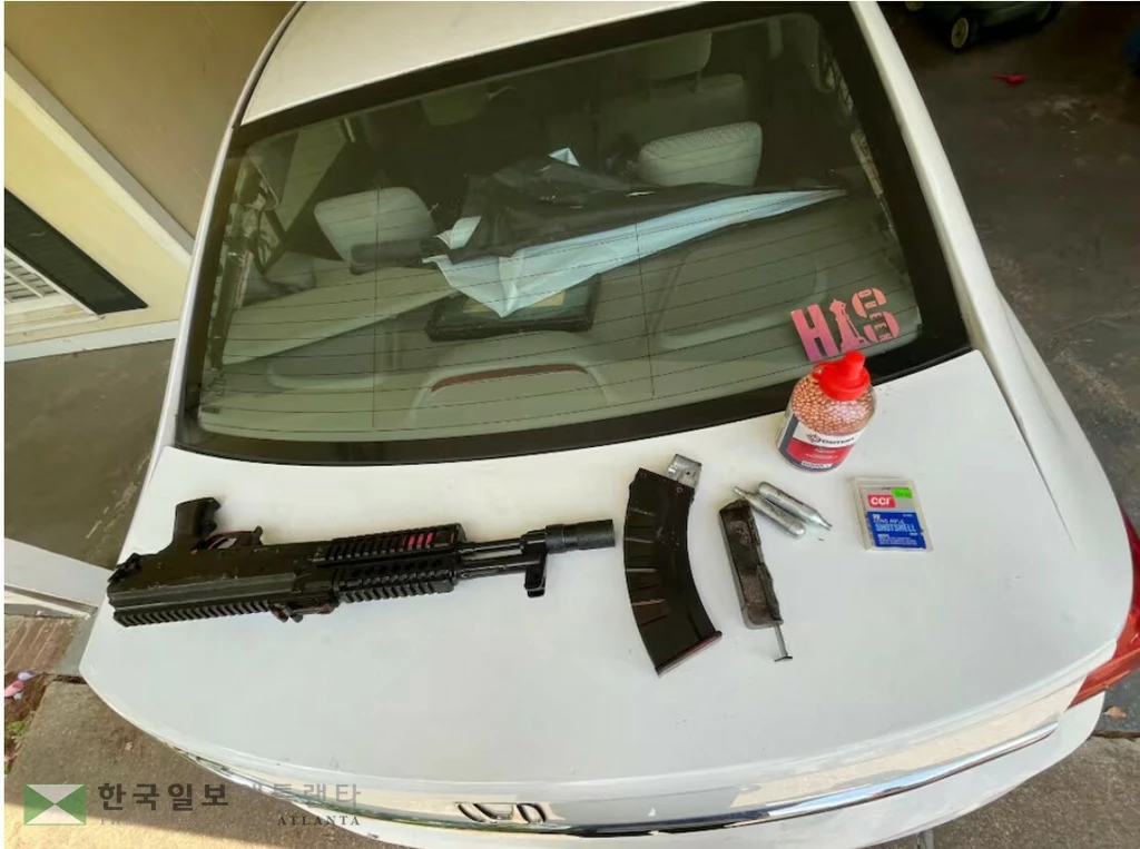 20대 여성이 둘루스 테슬라 매장을 공격하는데 사용한 자동BB총과 탄창. <사진=귀넷 경찰 제공>