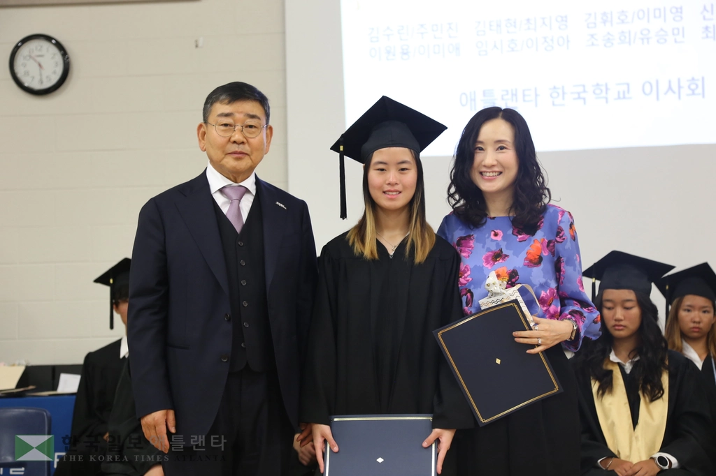 애틀랜타 한국학교 10년 재학 장학금을 받는 학생이 어머니와 함께 했다. 왼쪽은 최주환 이사장.