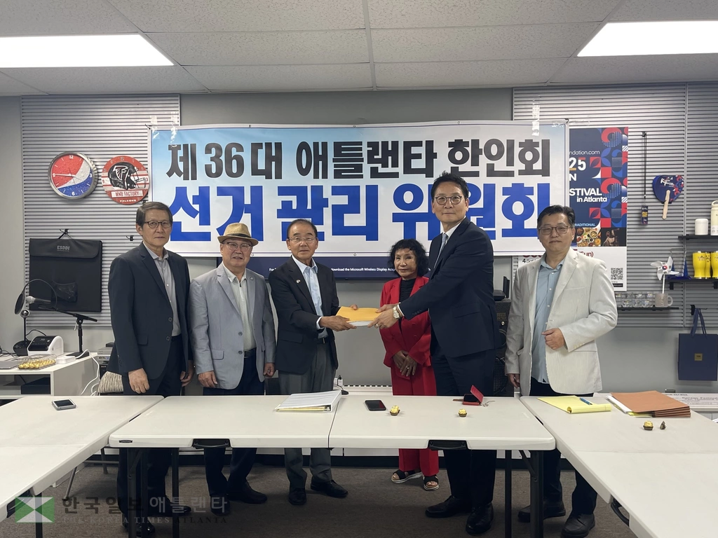 박은석 한인회장 후보가 13일 김백규 선관위원장 및 선관위원들에게 입후보 등록서류를 제출하고 있다.