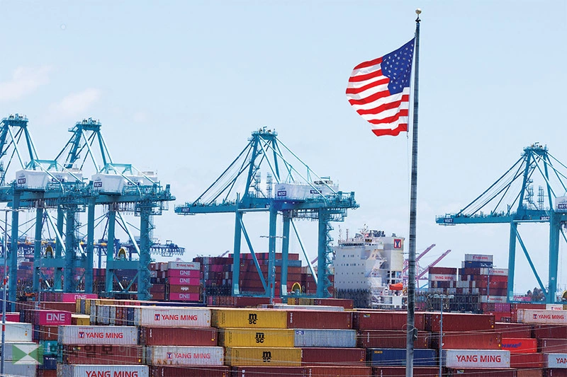  미국과 중국 간 관세전쟁으로 사실상 중단 상태였던 중국산 제품의 미국 수출이 다시 재개되면 화물 운송비용도 치솟고 있다. LA 항만도 다시 활기를 띄고 있다. [로이터]