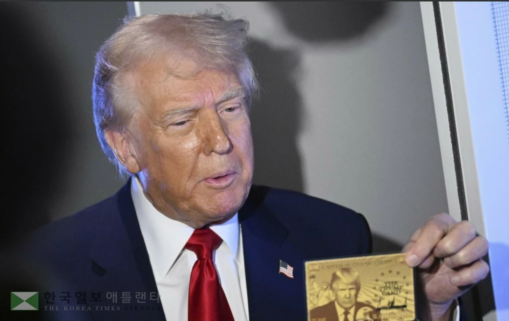 지난달 3일 '골드카드' 실물 보여주는 트럼프 대통령