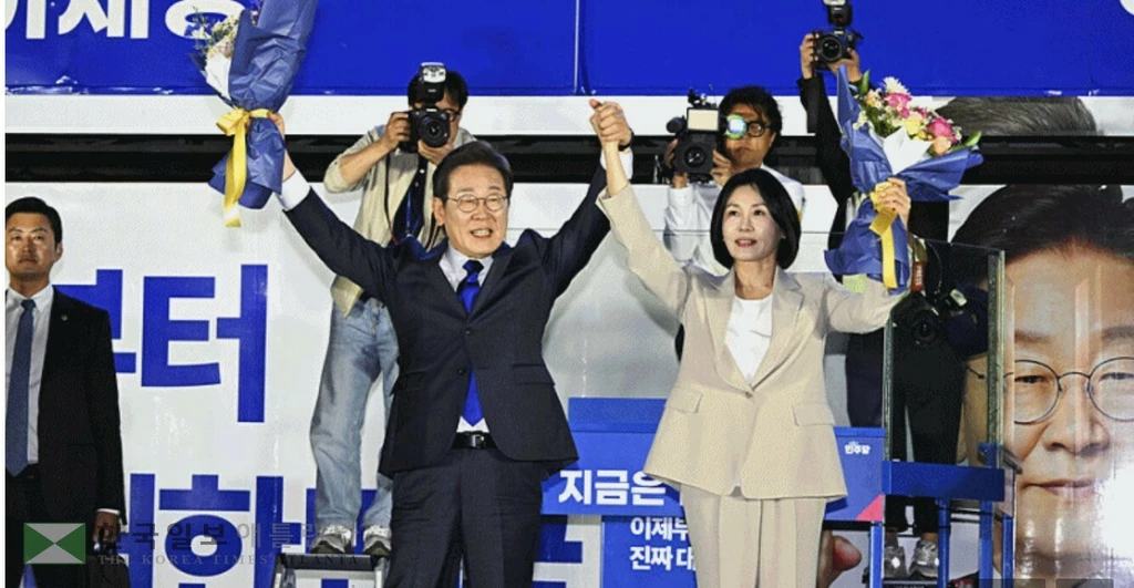 인사하는 이재명 당선인과 김혜경 여사