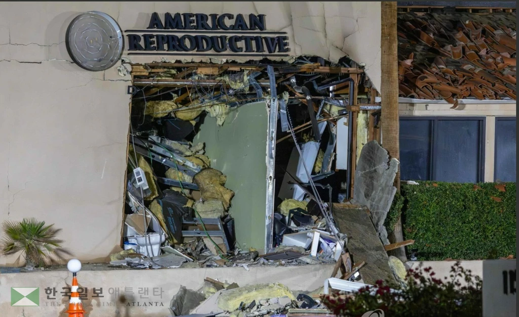 지난 5월 17일 차량 폭발로 파손된 캘리포니아 팜스프링스의 난임 클리닉