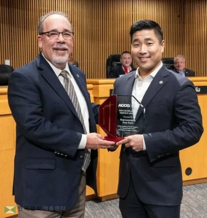 샘 박(왼쪽) 주 하원의원이 3일 귀넷 커미셔너 회의장에서 ACCG토드 에드워즈 이사로부터 2025 의정활동 상패를 전달 받고 있다.<사진=귀넷 카운티 제공>