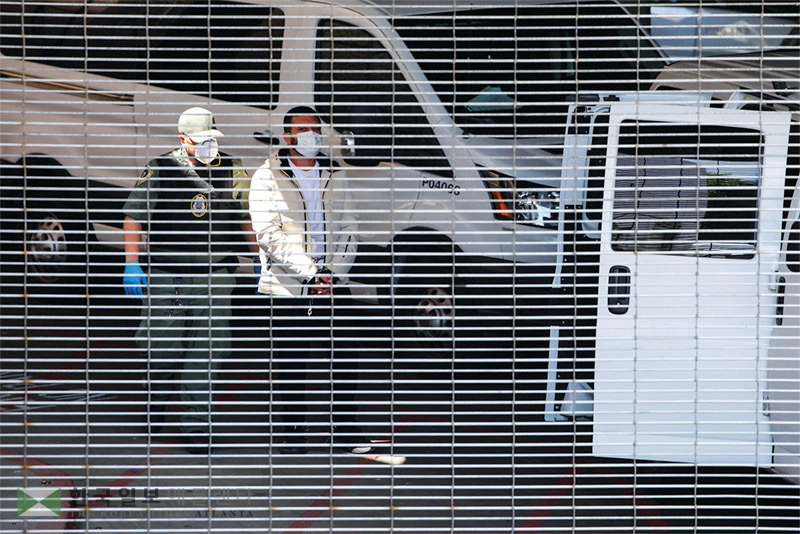  대규모 불체자 단속으로 이민자들을 많이 고용하는 업체들의 불안감이 확대되는 가운데 한 불법체류자가 연방 이민세관단속국(ICE)으로 이송되고 있다. [로이터]