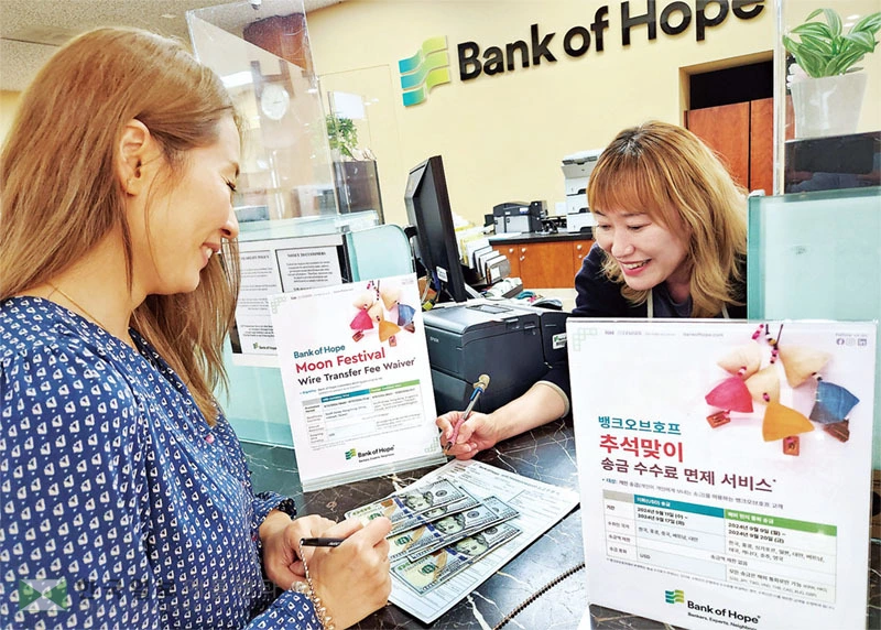  트럼프 행정부가 비시민권자의 해외 송금에 세금을 부과할 계획이다. 뱅크오브호프에서 한인이 한국으로 송금을 보내고 있다. [한국일보]