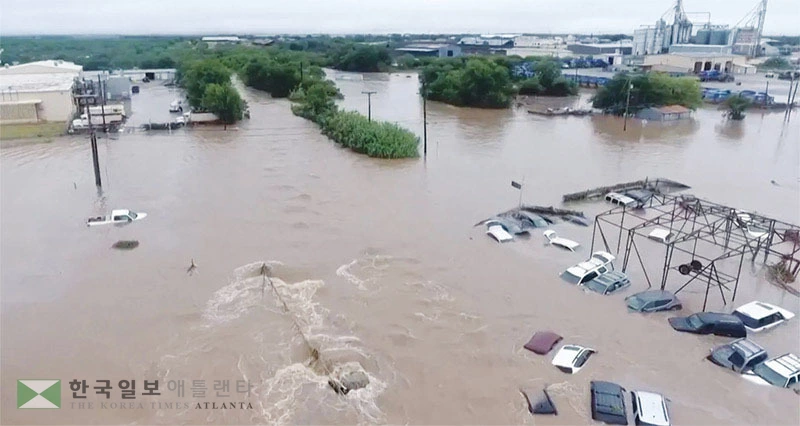 지난 4일 괴물 폭우가 텍사스주 중부 지역에 물폭탄을 쏟아부은 가운데 범람한 강물로 인해 한 마을이 온통 시뻘건 흙탕물에 휩쓸린 채 차량들이 지붕만 남기고 잠긴 모습이 이번 홍수의 참상을 보여주고 있다. [로이터]
