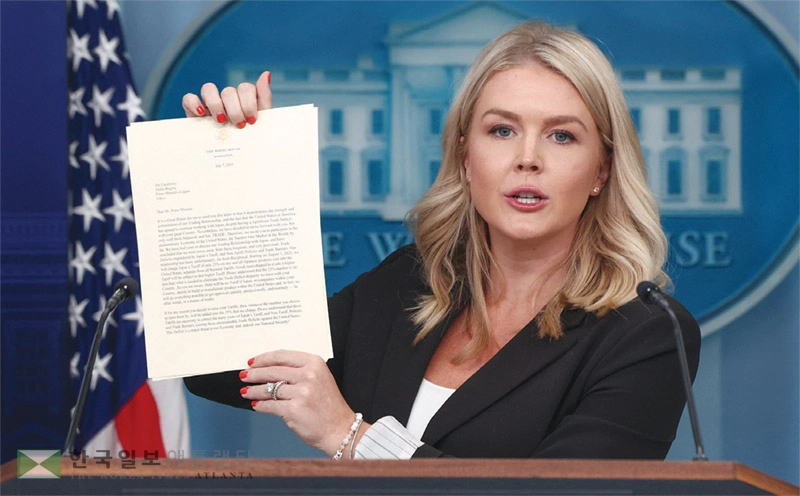 캐롤라인 레빗 백악관 대변인이 7일 한국 등 각국 정부에 보편관세 내용을 통보하는 트럼프 대통령의 편지를 공개하고 있다. [로이터]