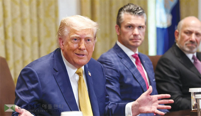 도널드 트럼프 대통령이 8일 백악관에서 각료회의를 주제하고 있다. 옆으로 피트 헤그세스 국방장관과 하워드 러트닉 상무장관이 앉아 있다. [로이터]
