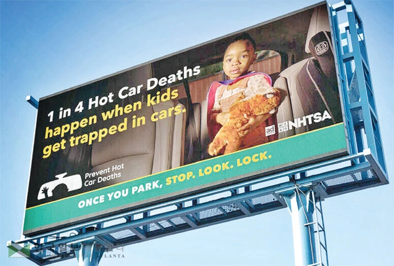  폭염 속에 뜨거운 차량 내에 아이들을 방치했다가 사망까지 이르는 비극이 반복되고 있다. LA 한인타운 웨스턴길의 폭염 사망 경고 빌보드. [로이터]