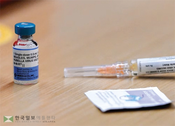 2000년 홍역 퇴치를 선포한 미국에서 올해 홍역 확진 판정자가 급증하면서 비상이 걸렸다.‘백신 회의론자’인 로버트 케니데 주니어 연방 보건장관 때문에 백신 기피자가 늘면서 홍역 발병 억제 노력에 차질이 생기고 있다는 지적이다. 홍역 예방 MMR 백신 모습. [로이터]