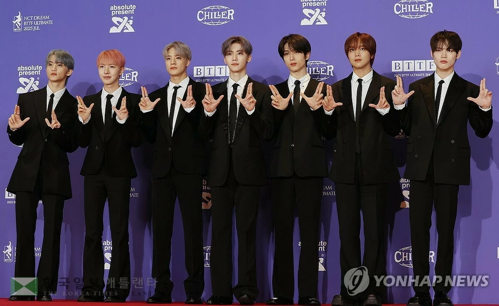 그룹 엔시티 드림(NCT DREAM)이 14일 서울 송파구 롯데시네마 월드타워점에서 열린 다섯 번째 앨범 '고 백 투 더 퓨처' 제작 발표회에 참석, 포즈를 취하고 있다.(서울=연합뉴스)