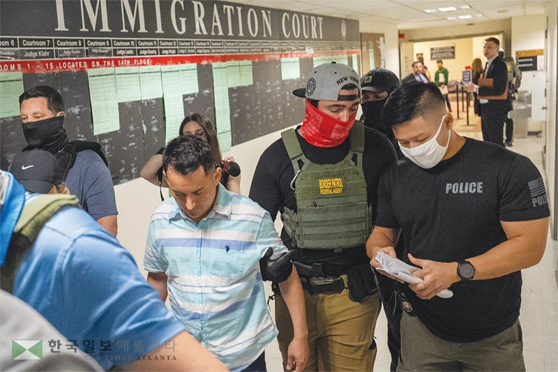 이달 초 뉴욕시 이민법원에서 연방 이민단속 요원들이 이민자를 체포하고 있다. [로이터]