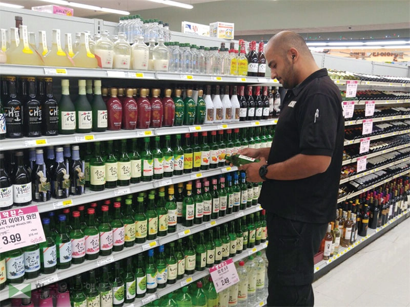  미국에서 한국 식품과 음식은 더 이상 한인들의 전유물이 아니다. 한류와 K-푸드 열풍으로 주류부터 음식까지 미국인들이 K-푸드에 열광하고 있다. [한국일보]