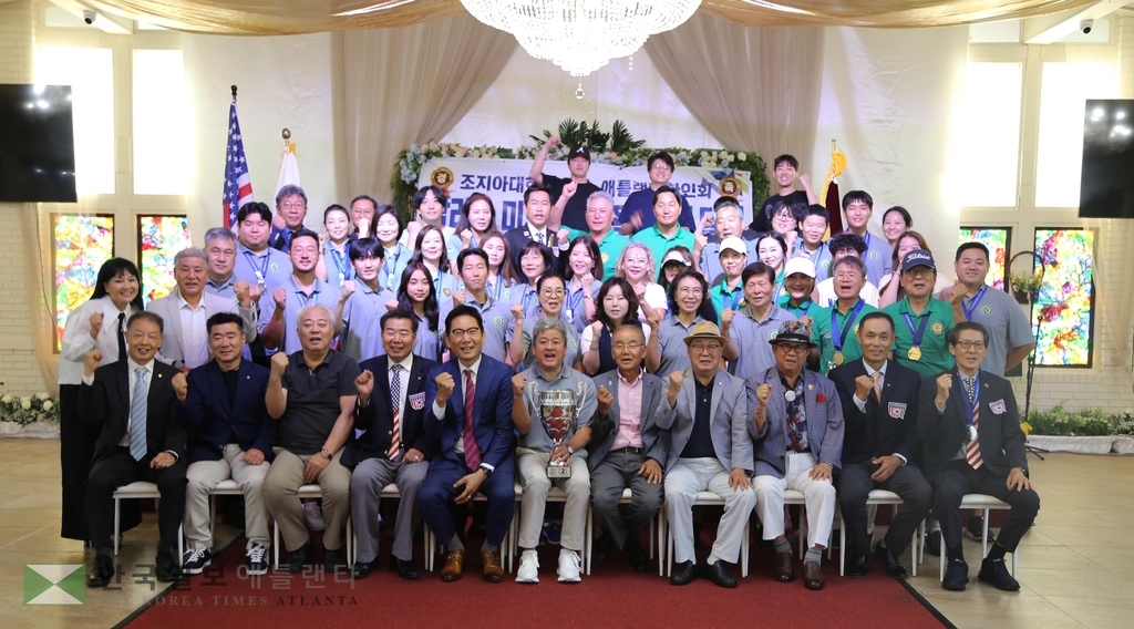 13일 둘루스에서 열린 제23회 미주체전 종합 2위를 달성한 애틀랜타선수단 해단식 참가자들이 한자리에 모여 "애틀랜타 파이팅"을 외치고 있다.