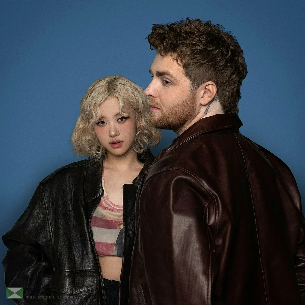 블랙핑크의 로제가 미국 싱어송라이터 알렉스 워런의 신곡 '온 마이 마인드'에 피처링으로 참여했다고 소속사 더블랙레이블이 27일 밝혔다. 사진은 블랙핑크 로제와 미국 싱어송라이터 알렉스 워런. 2025.6.27 [더블랙레이블 제공. 재판매 및 DB 금지] 