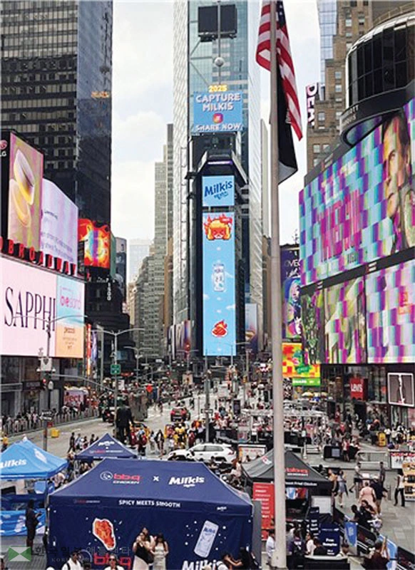  뉴욕 타임스스퀘어 중심부 대형 전광판(가운데)에 롯데칠성음료 밀키스와 BBQ 치킨광고가 게재됐다. [연합]