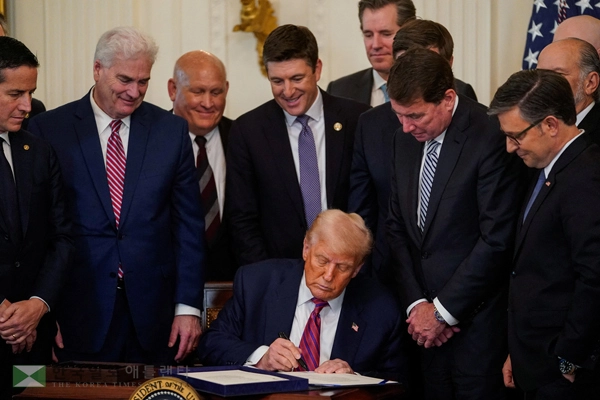  스테이블코인 법 서명하는 트럼프 대통령[로이터]