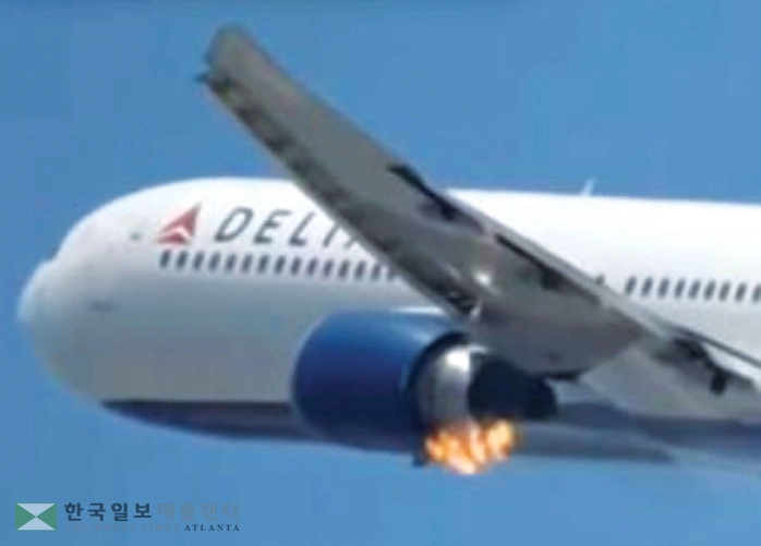 델타 항공기가 엔진에 불이 붙은 채 회항하는 모습. <유튜브 캡처>